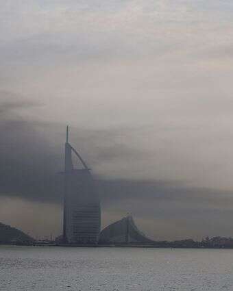 עשן מתנשא מעל דובאי ב-13 במרץ 2026. פיצוצים הרעידו בניינים בדובאי וענן עשן גדול ריחף מעל אזור מרכזי במרכז הפיננסי של המזרח התיכון | AFP