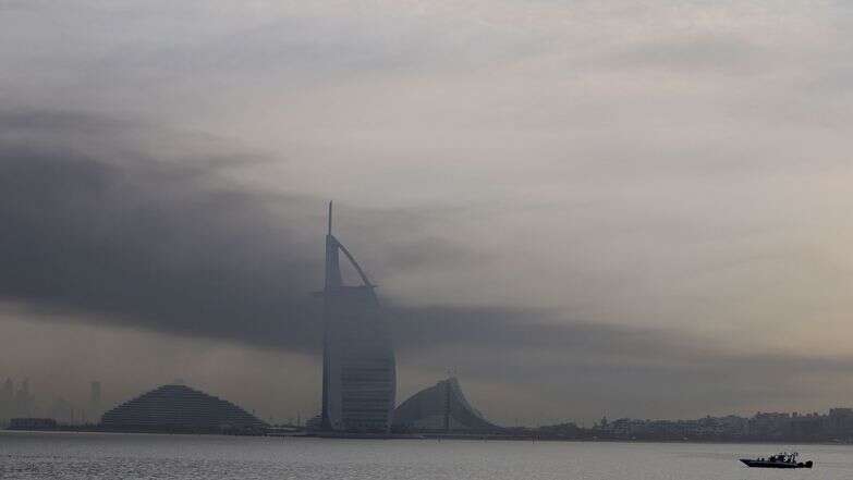 עשן מתנשא מעל דובאי ב-13 במרץ 2026. פיצוצים הרעידו בניינים בדובאי וענן עשן גדול ריחף מעל אזור מרכזי במרכז הפיננסי של המזרח התיכון | AFP