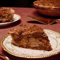 פאי קראמבל תפוחים מתובל וטבעוני | לורן בולבין ; עיצוב אוכל מאת ליסה צ'רקסקי פאי קראמבל תפוחים מתובל וטבעוני | לורן בולבין ; עיצוב אוכל מאת ליסה צ'רקסקי