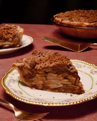 פאי קראמבל תפוחים מתובל וטבעוני | לורן בולבין ; עיצוב אוכל מאת ליסה צ'רקסקי