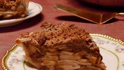 פאי קראמבל תפוחים מתובל וטבעוני | לורן בולבין ; עיצוב אוכל מאת ליסה צ'רקסקי