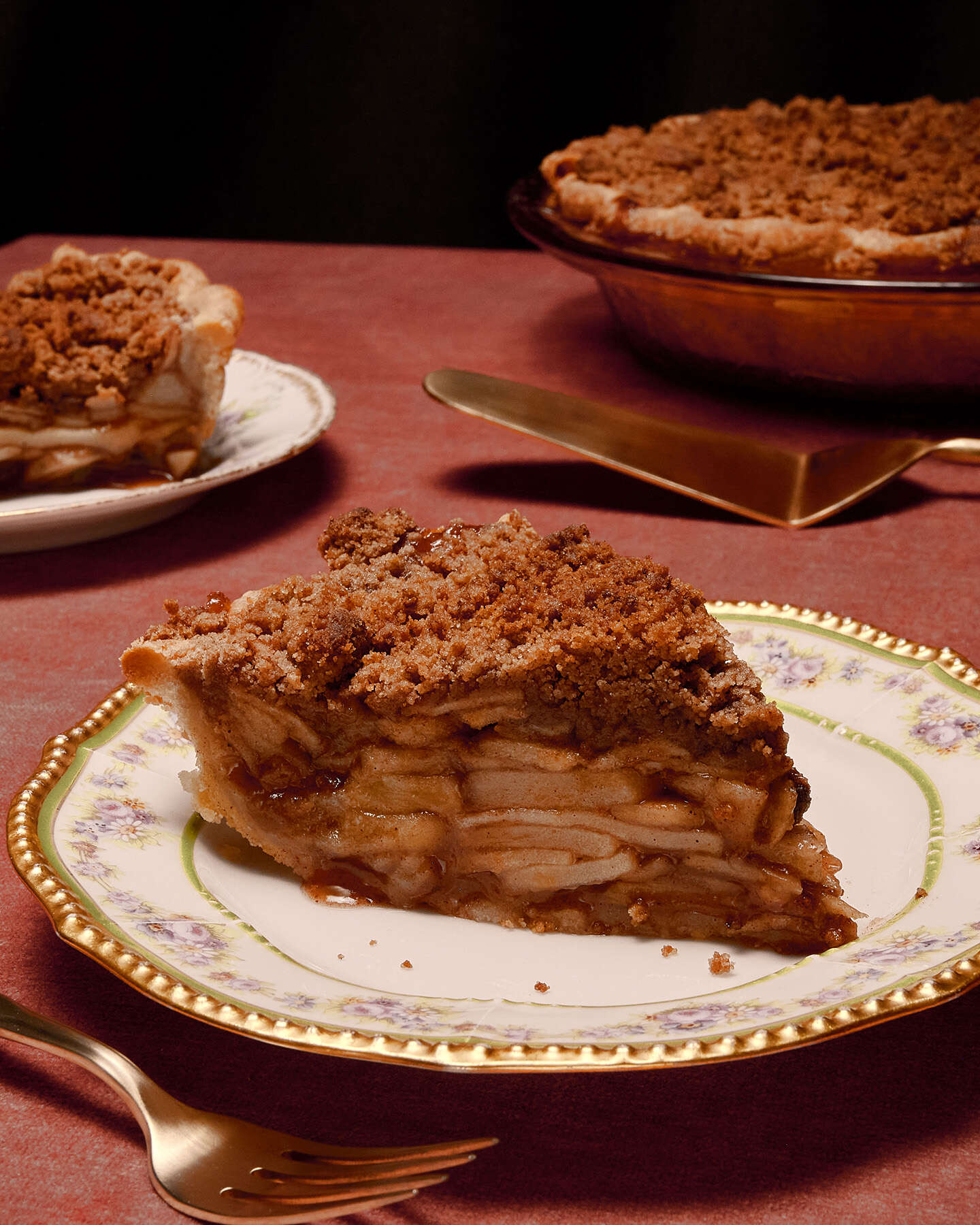 פאי קראמבל תפוחים מתובל וטבעוני | לורן בולבין ; עיצוב אוכל מאת ליסה צ'רקסקי