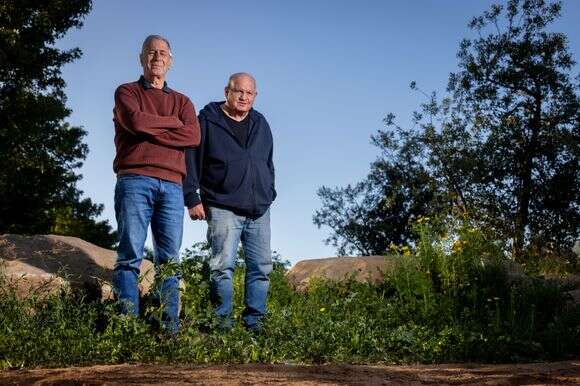 אבנר שור (ימין) ואבירם הלוי
מחברי הספר אביב נעורים | אריק סולטן