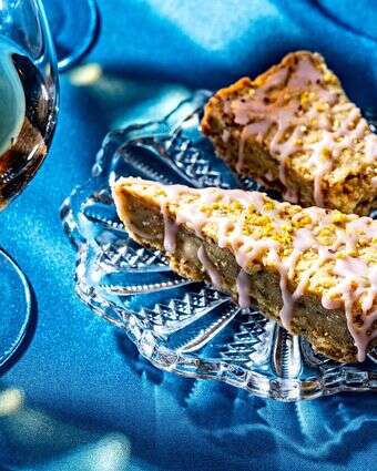 עוגיות חמאה פיסטוק עם ציפוי רימונים | סקוט סוצ'מן עבור הוושינגטון פוסט