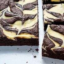 בראוניז עוגת גבינה | סקוט סוצ'מן / עיצוב אוכל מאת ליסה צ'רקסקי עבור הוושינגטון פוסט