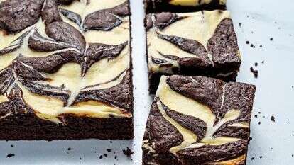 בראוניז עוגת גבינה | סקוט סוצ'מן / עיצוב אוכל מאת ליסה צ'רקסקי עבור הוושינגטון פוסט