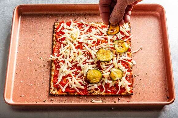 איך להכין פיצה מצה | ריי לופז עבור הוושינגטון פוסט איך להכין פיצה מצה | ריי לופז עבור הוושינגטון פוסט