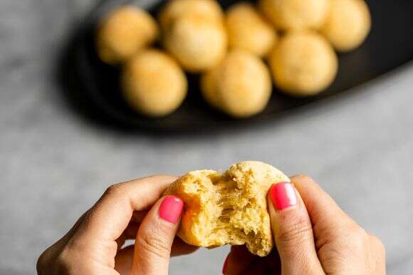 כדורי גבינה חמים בלי קמח חיטה | הוושינגטון פוסט מאת פגי קורמרי