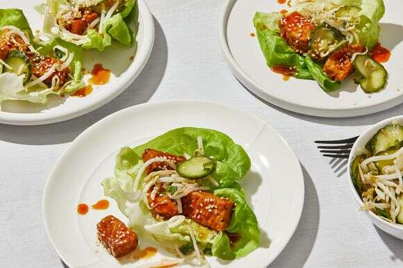 סלט חסה טמפה מבושלת בגוצ'וג'אנג | טום מקורקל סלט חסה טמפה מבושלת בגוצ'וג'אנג | טום מקורקל