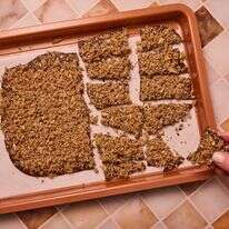 שוקולד דובאי בגרסה ביתית: החטיף הפריך עם טחינה שמטריף את הרשת | לורן בולבין/הוושינגטון פוסט שוקולד דובאי בגרסה ביתית: החטיף הפריך עם טחינה שמטריף את הרשת | לורן בולבין/הוושינגטון פוסט