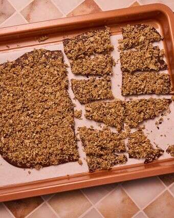 שוקולד דובאי בגרסה ביתית: החטיף הפריך עם טחינה שמטריף את הרשת | לורן בולבין/הוושינגטון פוסט