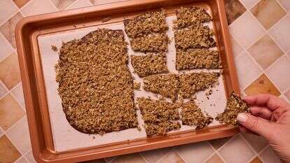 שוקולד דובאי בגרסה ביתית: החטיף הפריך עם טחינה שמטריף את הרשת | לורן בולבין/הוושינגטון פוסט