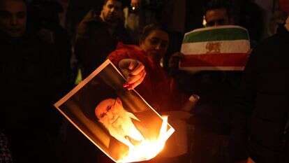 מפגינים הציתו דיוקן של המנהיג העליון של איראן, עלי חמינאי, בעת השתתפותם בעצרת תמיכה בתנועת המחאה הנוכחית באיראן | EPA/NEIL HALL מפגינים הציתו דיוקן של המנהיג העליון של איראן, עלי חמינאי, בעת השתתפותם בעצרת תמיכה בתנועת המחאה הנוכחית באיראן | EPA/NEIL HALL