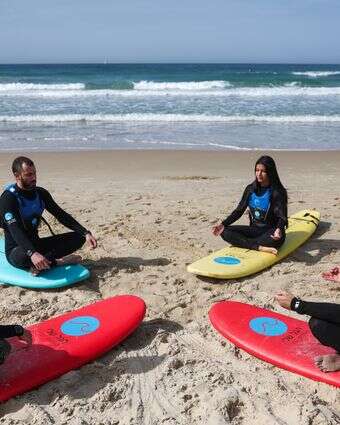מדיטציה בזמן טיפול בגלישת גלים שאורגן על ידי 'הגל שלי' בתל אביב, ישראל, 12 בפברואר 2026. הארגון ללא מטרות רווח משתמש בגלישת גלים לטיפול בהפרעת דחק פוסט-טראומטית | EPA, אביר סולטן