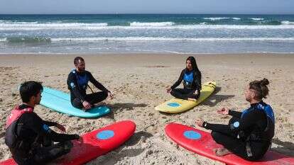 מדיטציה בזמן טיפול בגלישת גלים שאורגן על ידי 'הגל שלי' בתל אביב, ישראל, 12 בפברואר 2026. הארגון ללא מטרות רווח משתמש בגלישת גלים לטיפול בהפרעת דחק פוסט-טראומטית | EPA, אביר סולטן מדיטציה בזמן טיפול בגלישת גלים שאורגן על ידי 'הגל שלי' בתל אביב, ישראל, 12 בפברואר 2026. הארגון ללא מטרות רווח משתמש בגלישת גלים לטיפול בהפרעת דחק פוסט-טראומטית | EPA, אביר סולטן