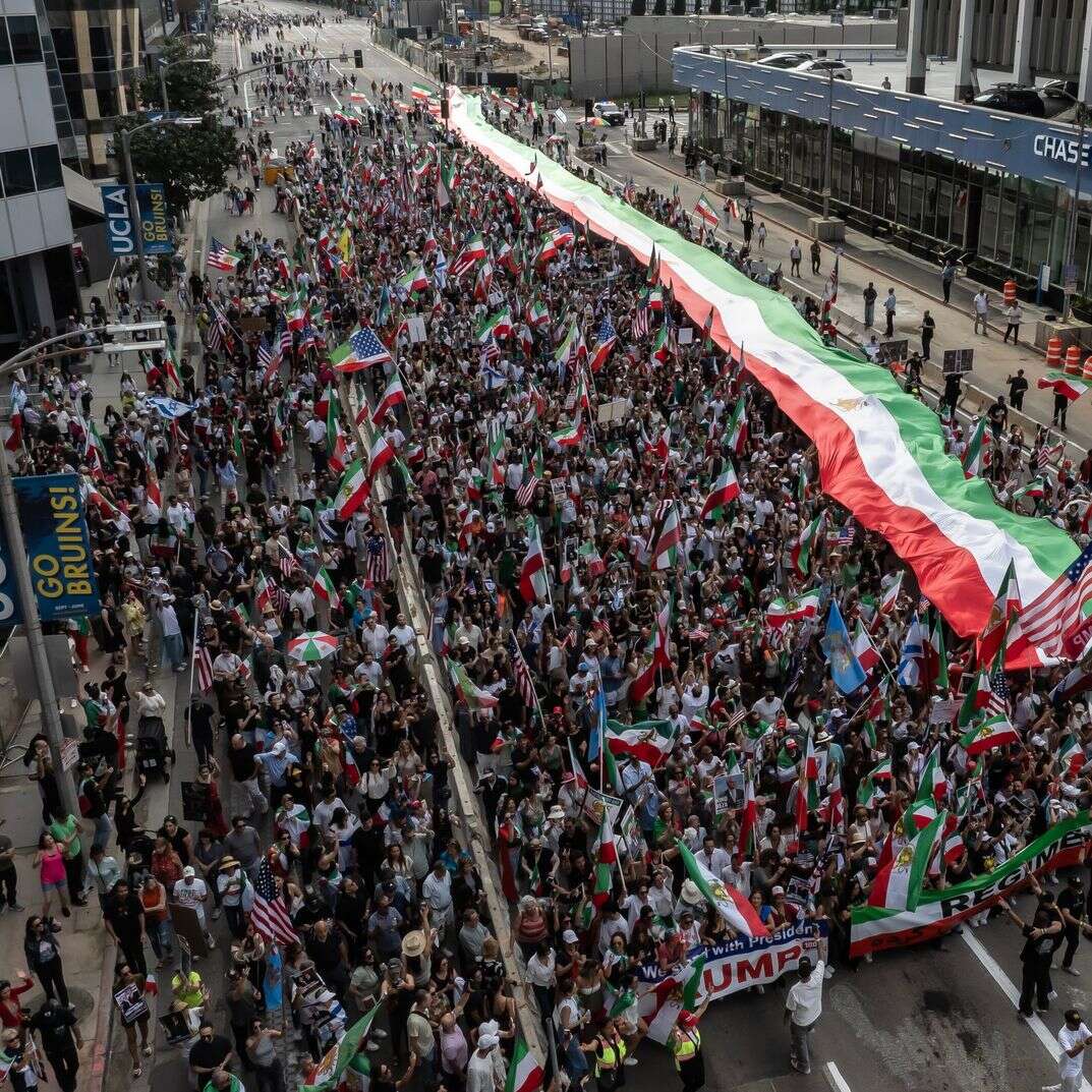 קהל המחזיק דגל במהלך צעדה ועצרת לתמיכה בשינוי המשטר באיראן מחוץ לבניין הפדרלי בווסטווד בלוס אנג'לס, קליפורניה | EPA