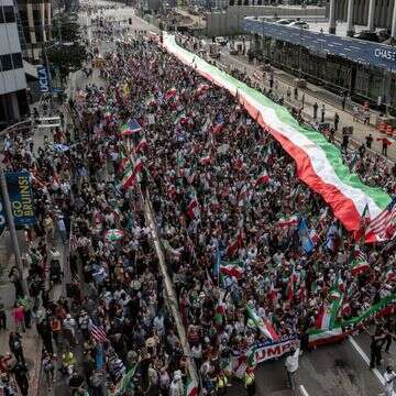 קהל המחזיק דגל במהלך צעדה ועצרת לתמיכה בשינוי המשטר באיראן מחוץ לבניין הפדרלי בווסטווד בלוס אנג'לס, קליפורניה | EPA