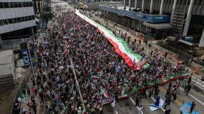 קהל המחזיק דגל במהלך צעדה ועצרת לתמיכה בשינוי המשטר באיראן מחוץ לבניין הפדרלי בווסטווד בלוס אנג'לס, קליפורניה | EPA