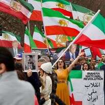 גולים מהתפוצה האיראנית מנופפים בדגלי איראן שלפני המהפכה האסלאמית במחאה נגד ממשלת איראן מול הבית הלבן בוושינגטון | AFP