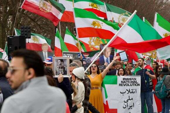 גולים מהתפוצה האיראנית מנופפים בדגלי איראן שלפני המהפכה האסלאמית במחאה נגד ממשלת איראן מול הבית הלבן בוושינגטון | AFP