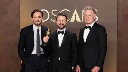 עורך הסרטים האמריקאי אנדי יורגנסן (בצד שמאל) מצטלם בחדר העיתונות עם פרס האוסקר לעריכה הטובה ביותר עבור "קרב אחר קרב", לצד השחקנים האמריקאים לואיס פולמן (משמאל) וביל פולמן (מימין) במהלך טקס פרסי האוסקר ה-98 | AFP