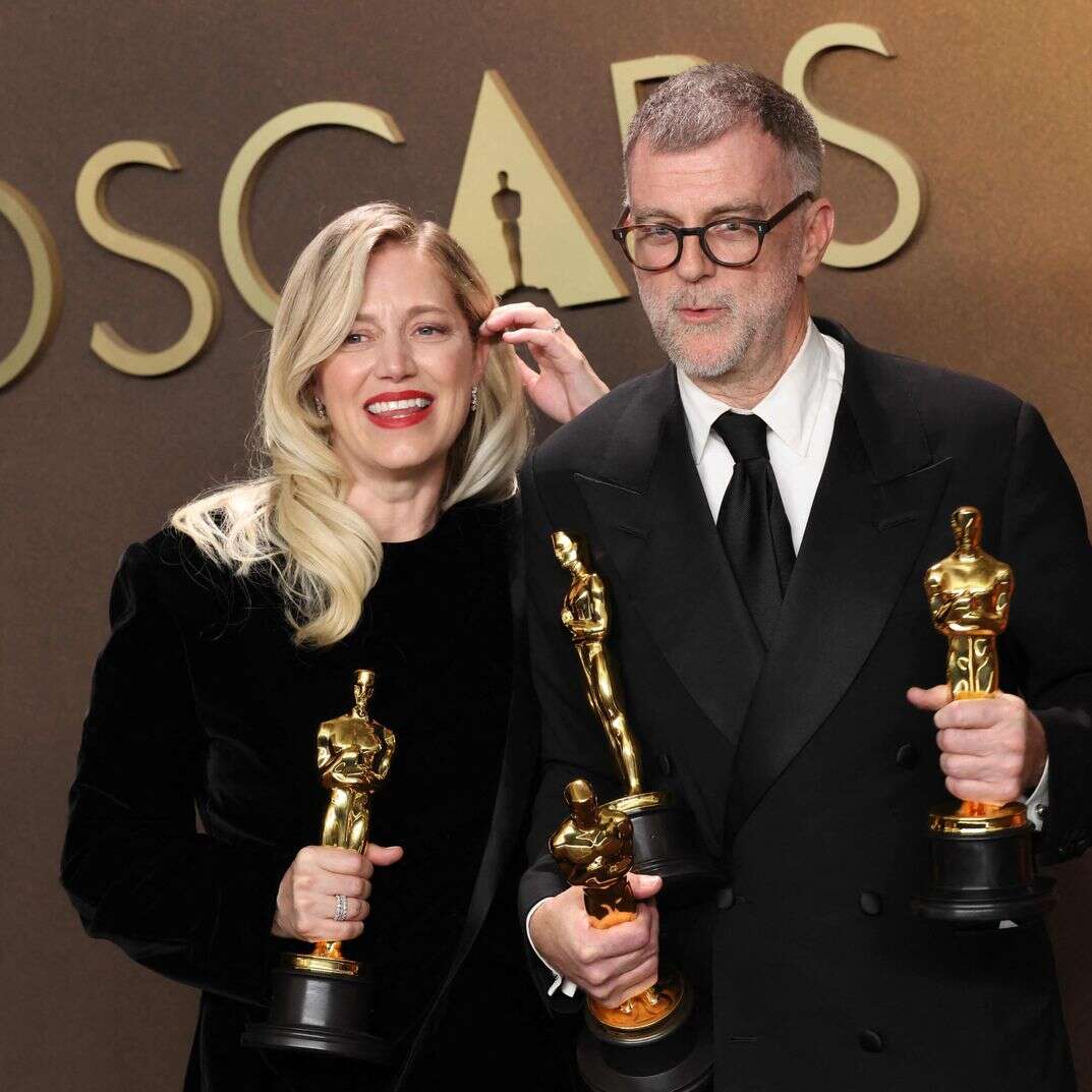 המפיקה האמריקאית שרה מרפי והבמאי האמריקאי פול תומאס אנדרסון, זוכי פרס האוסקר לסרט הטוב ביותר על "קרב אחר קרב", מצטלמים בחדר העיתונות במהלך טקס פרסי האוסקר ה-98 | AFP