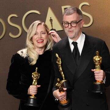 המפיקה האמריקאית שרה מרפי והבמאי האמריקאי פול תומאס אנדרסון, זוכי פרס האוסקר לסרט הטוב ביותר על "קרב אחר קרב", מצטלמים בחדר העיתונות במהלך טקס פרסי האוסקר ה-98 | AFP המפיקה האמריקאית שרה מרפי והבמאי האמריקאי פול תומאס אנדרסון, זוכי פרס האוסקר לסרט הטוב ביותר על "קרב אחר קרב", מצטלמים בחדר העיתונות במהלך טקס פרסי האוסקר ה-98 | AFP