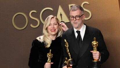 המפיקה האמריקאית שרה מרפי והבמאי האמריקאי פול תומאס אנדרסון, זוכי פרס האוסקר לסרט הטוב ביותר על "קרב אחר קרב", מצטלמים בחדר העיתונות במהלך טקס פרסי האוסקר ה-98 | AFP