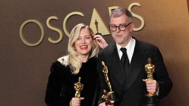 המפיקה האמריקאית שרה מרפי והבמאי האמריקאי פול תומאס אנדרסון, זוכי פרס האוסקר לסרט הטוב ביותר על "קרב אחר קרב", מצטלמים בחדר העיתונות במהלך טקס פרסי האוסקר ה-98 | AFP המפיקה האמריקאית שרה מרפי והבמאי האמריקאי פול תומאס אנדרסון, זוכי פרס האוסקר לסרט הטוב ביותר על "קרב אחר קרב", מצטלמים בחדר העיתונות במהלך טקס פרסי האוסקר ה-98 | AFP