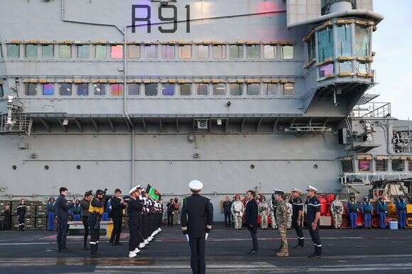 נשיא צרפת עמנואל מקרון פוגש את הצוות בעת ביקורו בנושאת המטוסים הצרפתית שארל דה גול, במהלך ביקורו בקפריסין | גונזלו פואנטס/פול צילום: AP