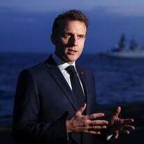 נשיא צרפת עמנואל מקרון נואם בפני כלי התקשורת בעת ביקורו בנושאת המטוסים הצרפתית שארל דה גול, במהלך ביקורו בקפריסין | AP