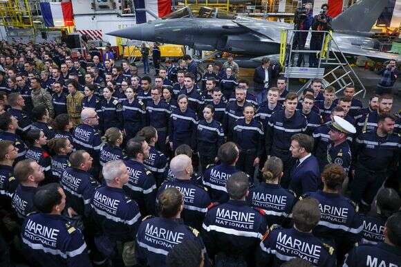 נשיא צרפת עמנואל מקרון פוגש את הצוות בעת ביקורו בנושאת המטוסים הצרפתית שארל דה גול, במהלך ביקורו בקפריסין | גונזלו פואנטס/פול צילום: AP