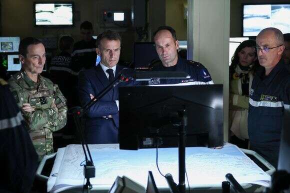 נשיא צרפת עמנואל מקרון, משמאל במרכז, מבקר בגשר נושאת המטוסים הצרפתית שארל דה גול, במהלך ביקורו בקפריסין | גונזלו פואנטס/פול צילום: AP