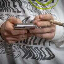 אדם מעשן ובפלאפון ברחובות ירושלים | חיים גולדברג, פלאש 90