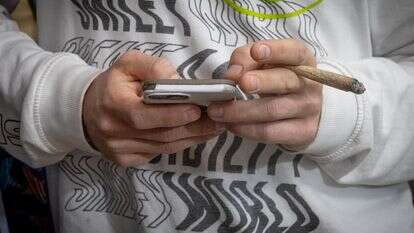 אדם מעשן ובפלאפון ברחובות ירושלים | חיים גולדברג, פלאש 90