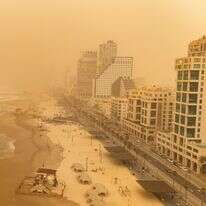 חוף הים בתל אביב תחת אובך כבד | אריק מרמור - פלאש 90