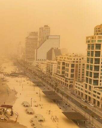 חוף הים בתל אביב תחת אובך כבד | אריק מרמור - פלאש 90