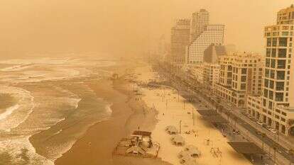 חוף הים בתל אביב תחת אובך כבד | אריק מרמור - פלאש 90
