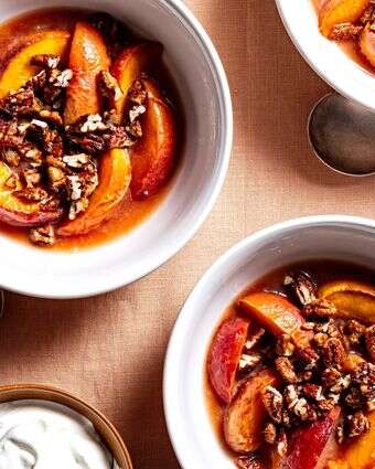 אפרסקים במחבת עם פקאנים מייפל | סקוט סוצ'מן; עיצוב אוכל מאת ליסה צ'רקסקי / שניהם עבור הוושינגטון פוסט