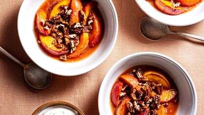 אפרסקים במחבת עם פקאנים מייפל | סקוט סוצ'מן; עיצוב אוכל מאת ליסה צ'רקסקי / שניהם עבור הוושינגטון פוסט