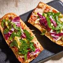 פיצה מבגט: ארוחת ערב מהירה ב־20 דקות | טום מקורקל; עיצוב אוכל מאת ג'ינה ניסטיקו/שניהם עבור הוושינגטון פוסט פיצה מבגט: ארוחת ערב מהירה ב־20 דקות | טום מקורקל; עיצוב אוכל מאת ג'ינה ניסטיקו/שניהם עבור הוושינגטון פוסט