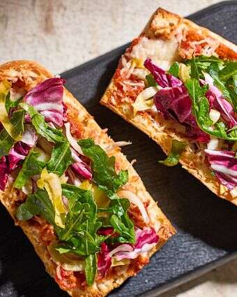 פיצה מבגט: ארוחת ערב מהירה ב־20 דקות | טום מקורקל; עיצוב אוכל מאת ג'ינה ניסטיקו/שניהם עבור הוושינגטון פוסט