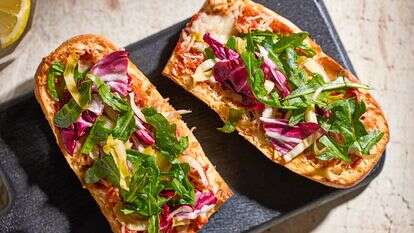 פיצה מבגט: ארוחת ערב מהירה ב־20 דקות | טום מקורקל; עיצוב אוכל מאת ג'ינה ניסטיקו/שניהם עבור הוושינגטון פוסט