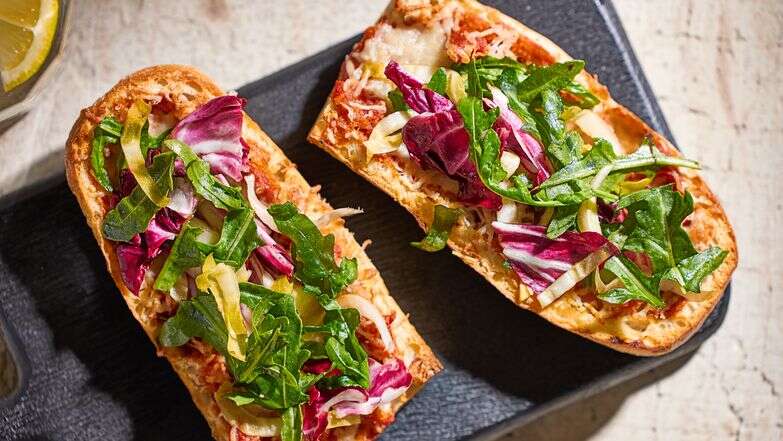פיצה מבגט: ארוחת ערב מהירה ב־20 דקות | טום מקורקל; עיצוב אוכל מאת ג'ינה ניסטיקו/שניהם עבור הוושינגטון פוסט