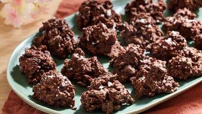 שוקולד, מצות ותמרים: הקינוח הכי קל לפסח | טום מקורקל עבור הוושינגטון פוסט; עיצוב אוכל מאת ג'ינה ניסטיקו עבור הוושינגטון פוסט