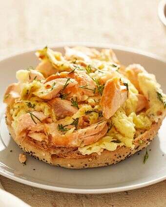 קציצת סלמון וביצים זו מציעה 27 גרם חלבון למנה | Tom McCorkle, food styling by Gina Nistico for The Washington Post