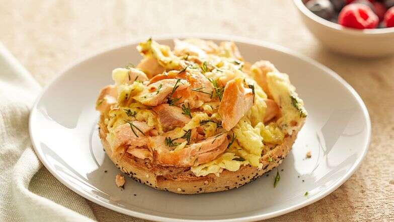 קציצת סלמון וביצים זו מציעה 27 גרם חלבון למנה | Tom McCorkle, food styling by Gina Nistico for The Washington Post