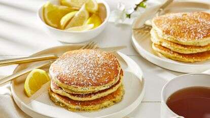 פנקייקים עם לימון ופרג | טום מקורקל ; עיצוב אוכל מאת ג'ינה ניסטיקו עבור הוושינגטון פוסט