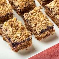 חטיפי קראמבל אוכמניות | ריי לופז ; עיצוב אוכל מאת ליסה צ'רקסקי עבור הוושינגטון פוסט חטיפי קראמבל אוכמניות | ריי לופז ; עיצוב אוכל מאת ליסה צ'רקסקי עבור הוושינגטון פוסט