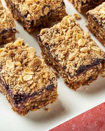 חטיפי קראמבל אוכמניות | ריי לופז ;  עיצוב אוכל מאת ליסה צ'רקסקי עבור הוושינגטון פוסט